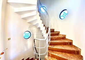 فيلا واسعة لعائلة كبيرة ، على مسافة قريبة من البحر