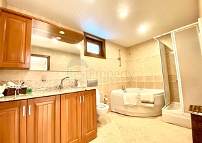 فيلا واسعة لعائلة كبيرة ، على مسافة قريبة من البحر