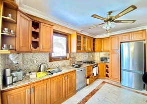 فيلا واسعة لعائلة كبيرة ، على مسافة قريبة من البحر