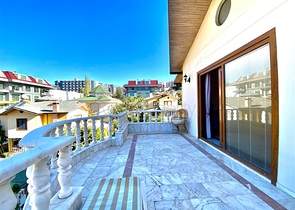 فيلا واسعة لعائلة كبيرة ، على مسافة قريبة من البحر