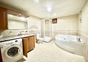 فيلا واسعة لعائلة كبيرة ، على مسافة قريبة من البحر