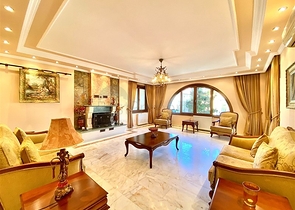 فيلا واسعة لعائلة كبيرة ، على مسافة قريبة من البحر