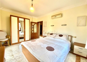 فيلا واسعة لعائلة كبيرة ، على مسافة قريبة من البحر