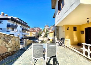 فيلا واسعة لعائلة كبيرة ، على مسافة قريبة من البحر