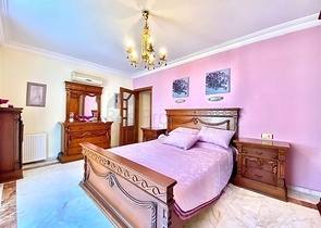 فيلا واسعة لعائلة كبيرة ، على مسافة قريبة من البحر