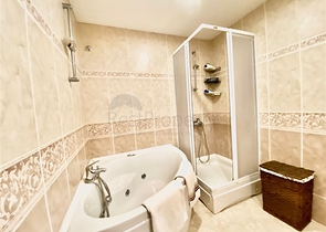 فيلا واسعة لعائلة كبيرة ، على مسافة قريبة من البحر