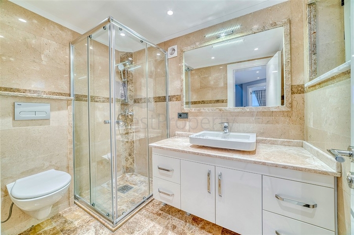 فيلا 5+1 على بعد 800 متر من الشاطئ مع إطلالات بانورامية على البحر والجبل