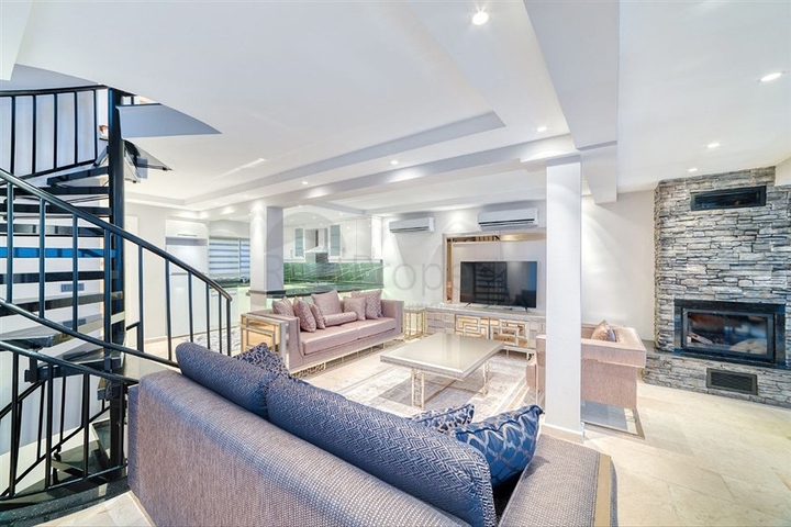 فيلا 5+1 على بعد 800 متر من الشاطئ مع إطلالات بانورامية على البحر والجبل