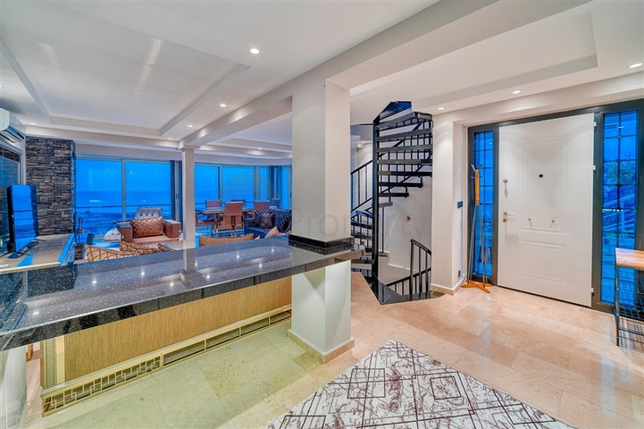 فيلا 5+1 على بعد 800 متر من الشاطئ مع إطلالات بانورامية على البحر والجبل