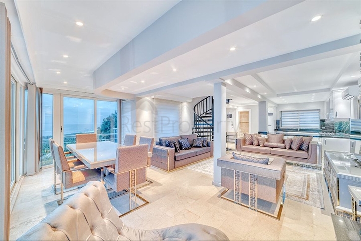 فيلا 5+1 على بعد 800 متر من الشاطئ مع إطلالات بانورامية على البحر والجبل