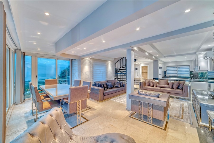 فيلا 5+1 على بعد 800 متر من الشاطئ مع إطلالات بانورامية على البحر والجبل