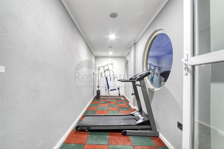 فيلا 5+1 على بعد 800 متر من الشاطئ مع إطلالات بانورامية على البحر والجبل