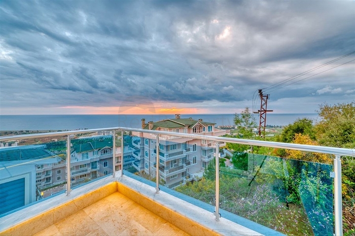 فيلا 5+1 على بعد 800 متر من الشاطئ مع إطلالات بانورامية على البحر والجبل