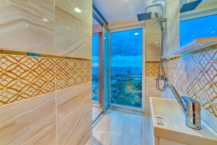 فيلا 5+1 على بعد 800 متر من الشاطئ مع إطلالات بانورامية على البحر والجبل