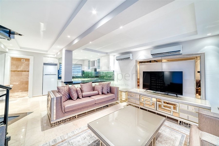 فيلا 5+1 على بعد 800 متر من الشاطئ مع إطلالات بانورامية على البحر والجبل