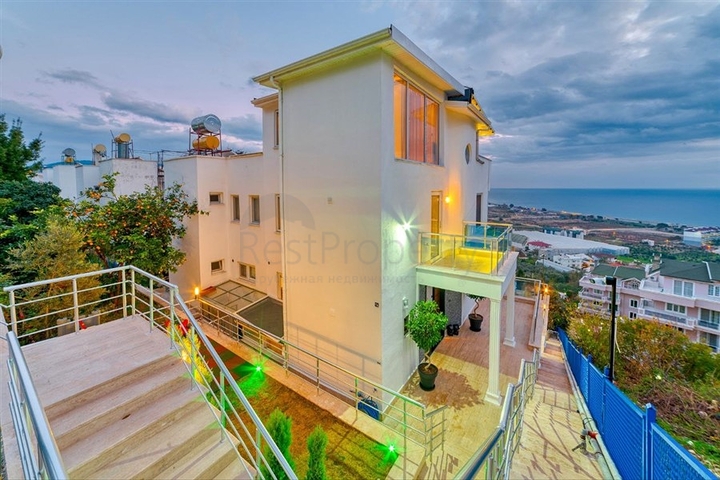 فيلا 5+1 على بعد 800 متر من الشاطئ مع إطلالات بانورامية على البحر والجبل