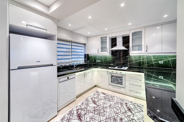 فيلا 5+1 على بعد 800 متر من الشاطئ مع إطلالات بانورامية على البحر والجبل