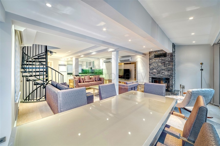 فيلا 5+1 على بعد 800 متر من الشاطئ مع إطلالات بانورامية على البحر والجبل