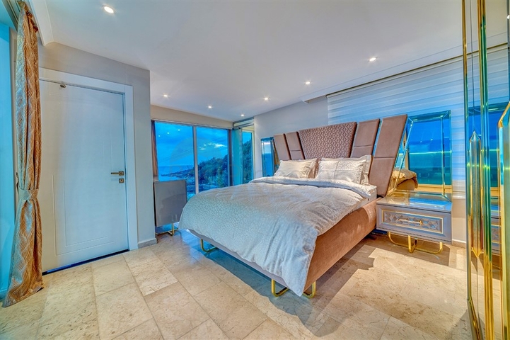 فيلا 5+1 على بعد 800 متر من الشاطئ مع إطلالات بانورامية على البحر والجبل