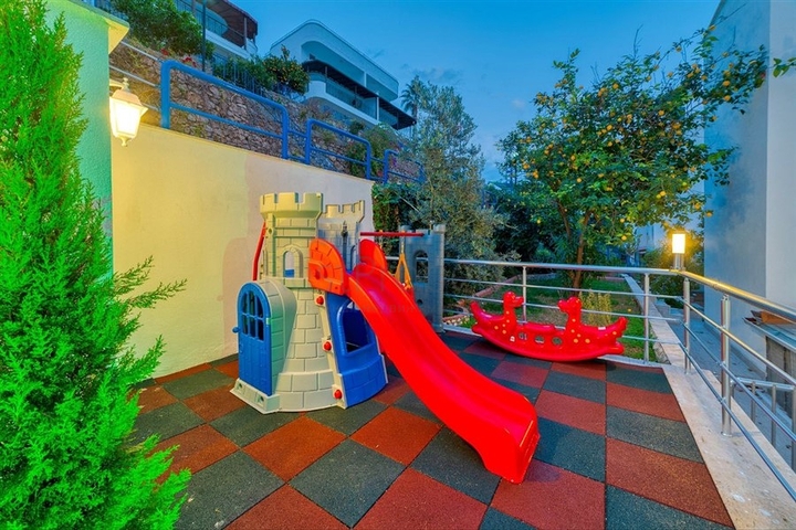 فيلا 5+1 على بعد 800 متر من الشاطئ مع إطلالات بانورامية على البحر والجبل