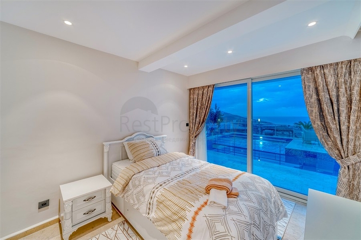 فيلا 5+1 على بعد 800 متر من الشاطئ مع إطلالات بانورامية على البحر والجبل