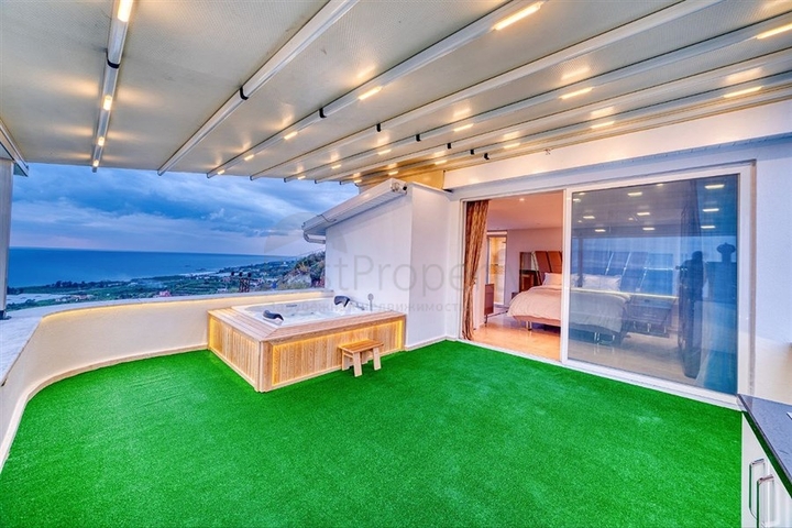 فيلا 5+1 على بعد 800 متر من الشاطئ مع إطلالات بانورامية على البحر والجبل