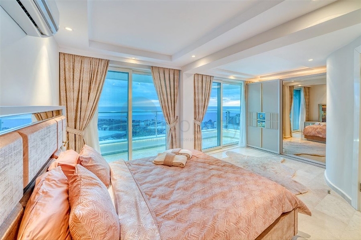 فيلا 5+1 على بعد 800 متر من الشاطئ مع إطلالات بانورامية على البحر والجبل