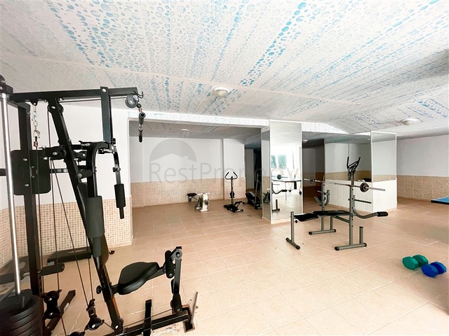 بنتهاوس واسع يطل على البحر والجبال والمناظر الطبيعية الحضرية في منطقة توسمور