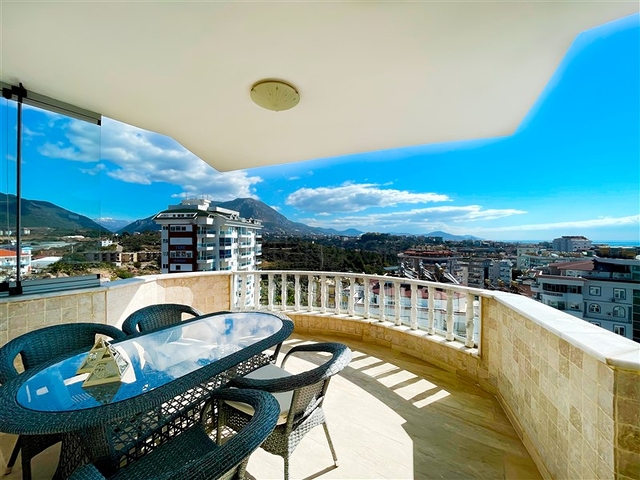 بنتهاوس واسع يطل على البحر والجبال والمناظر الطبيعية الحضرية في منطقة توسمور