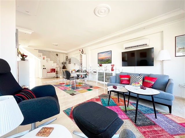 بنتهاوس واسع يطل على البحر والجبال والمناظر الطبيعية الحضرية في منطقة توسمور