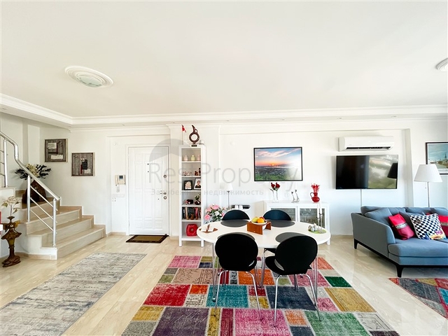 بنتهاوس واسع يطل على البحر والجبال والمناظر الطبيعية الحضرية في منطقة توسمور