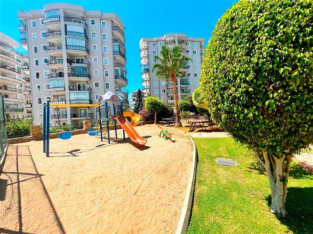 بنتهاوس واسع يطل على البحر والجبال والمناظر الطبيعية الحضرية في منطقة توسمور