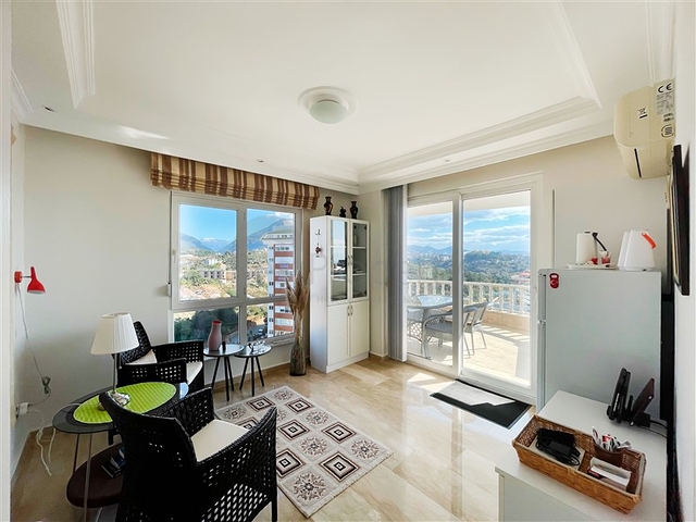 بنتهاوس واسع يطل على البحر والجبال والمناظر الطبيعية الحضرية في منطقة توسمور