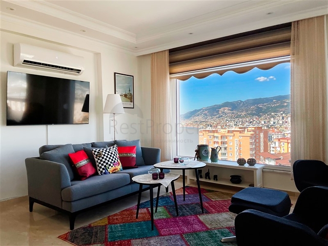 بنتهاوس واسع يطل على البحر والجبال والمناظر الطبيعية الحضرية في منطقة توسمور