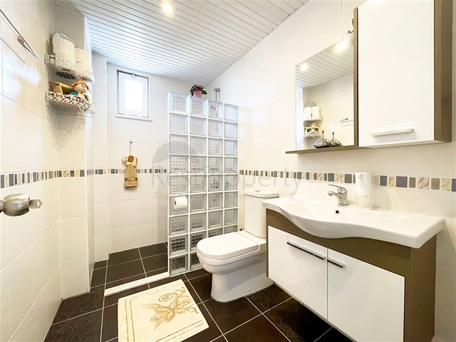 بنتهاوس واسع يطل على البحر والجبال والمناظر الطبيعية الحضرية في منطقة توسمور