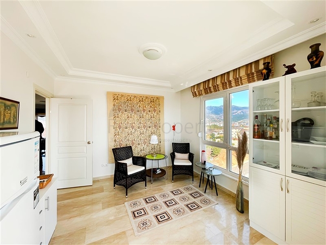 بنتهاوس واسع يطل على البحر والجبال والمناظر الطبيعية الحضرية في منطقة توسمور