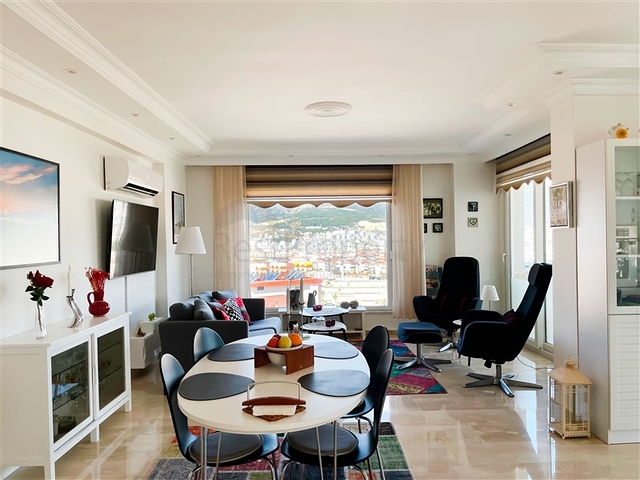 بنتهاوس واسع يطل على البحر والجبال والمناظر الطبيعية الحضرية في منطقة توسمور