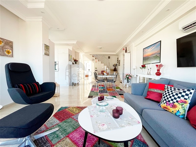 بنتهاوس واسع يطل على البحر والجبال والمناظر الطبيعية الحضرية في منطقة توسمور