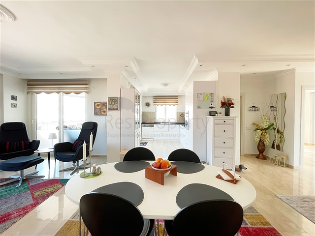 بنتهاوس واسع يطل على البحر والجبال والمناظر الطبيعية الحضرية في منطقة توسمور