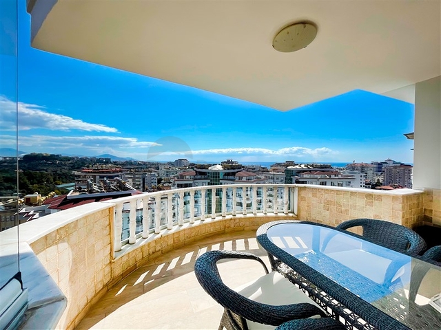 بنتهاوس واسع يطل على البحر والجبال والمناظر الطبيعية الحضرية في منطقة توسمور