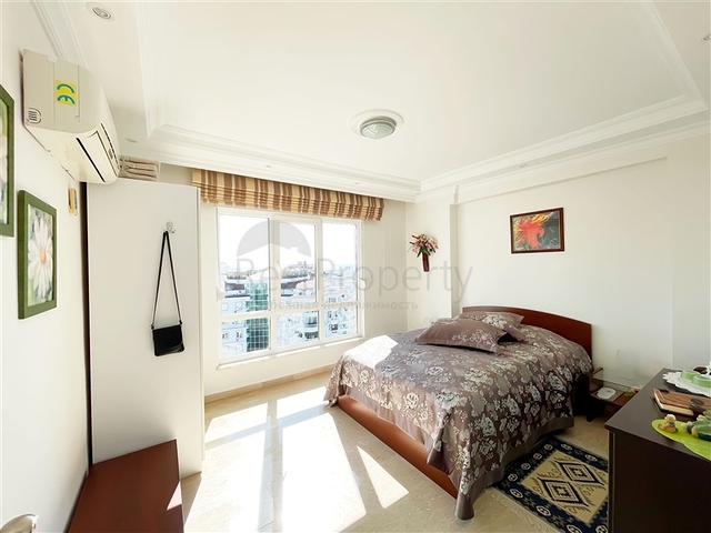 بنتهاوس واسع يطل على البحر والجبال والمناظر الطبيعية الحضرية في منطقة توسمور