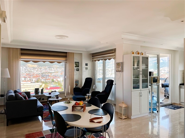 بنتهاوس واسع يطل على البحر والجبال والمناظر الطبيعية الحضرية في منطقة توسمور