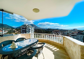 بنتهاوس واسع يطل على البحر والجبال والمناظر الطبيعية الحضرية في منطقة توسمور