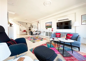 بنتهاوس واسع يطل على البحر والجبال والمناظر الطبيعية الحضرية في منطقة توسمور