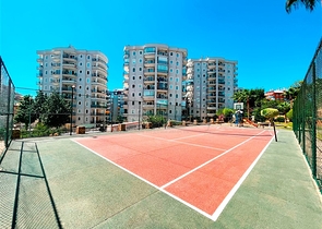 بنتهاوس واسع يطل على البحر والجبال والمناظر الطبيعية الحضرية في منطقة توسمور