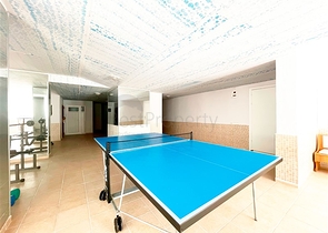 بنتهاوس واسع يطل على البحر والجبال والمناظر الطبيعية الحضرية في منطقة توسمور