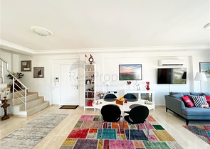 بنتهاوس واسع يطل على البحر والجبال والمناظر الطبيعية الحضرية في منطقة توسمور