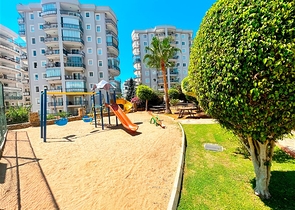 بنتهاوس واسع يطل على البحر والجبال والمناظر الطبيعية الحضرية في منطقة توسمور