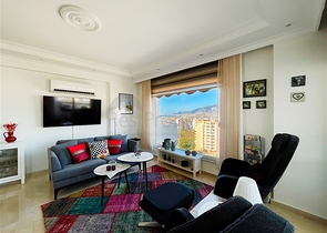 بنتهاوس واسع يطل على البحر والجبال والمناظر الطبيعية الحضرية في منطقة توسمور