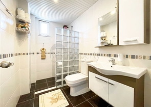 بنتهاوس واسع يطل على البحر والجبال والمناظر الطبيعية الحضرية في منطقة توسمور